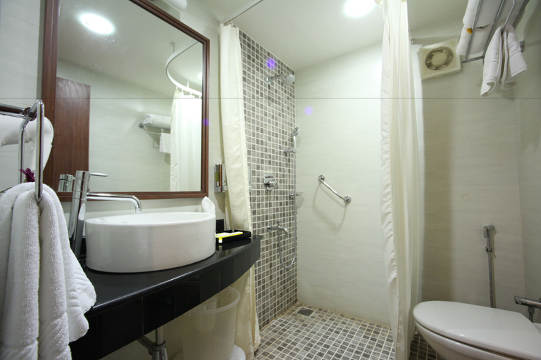 Bathroom 5, Sterling Ooty Fern Hill, The Nilgiris