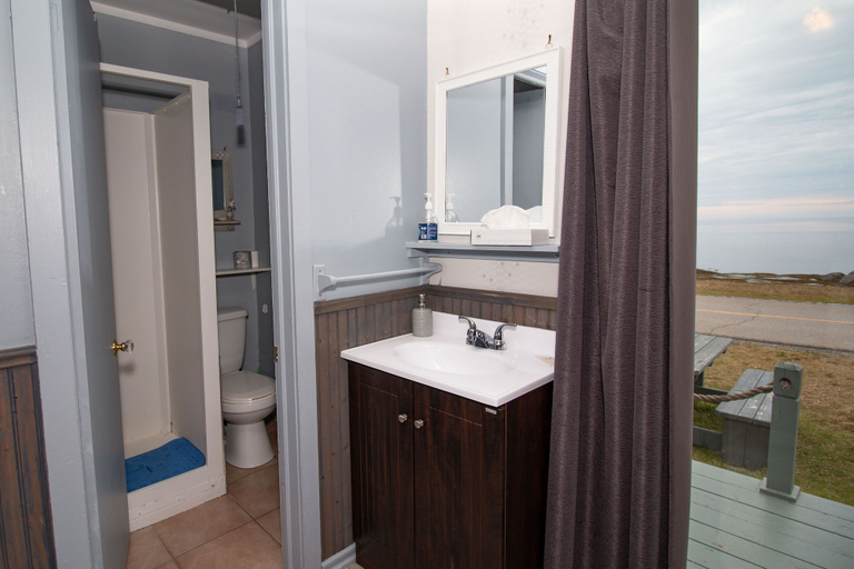 Bathroom 3, Les Cabines du Phare, Rimouski-Neigette