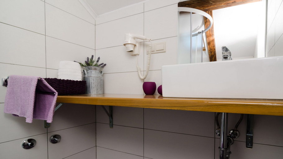Bathroom 5, Lavender Garden Apartments, Dubrovnik