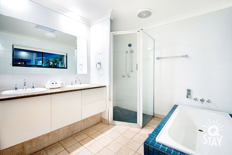Bathroom 3, Sardinia 7 Bedroom Waterfront House - Q Stay, Gold Coast
