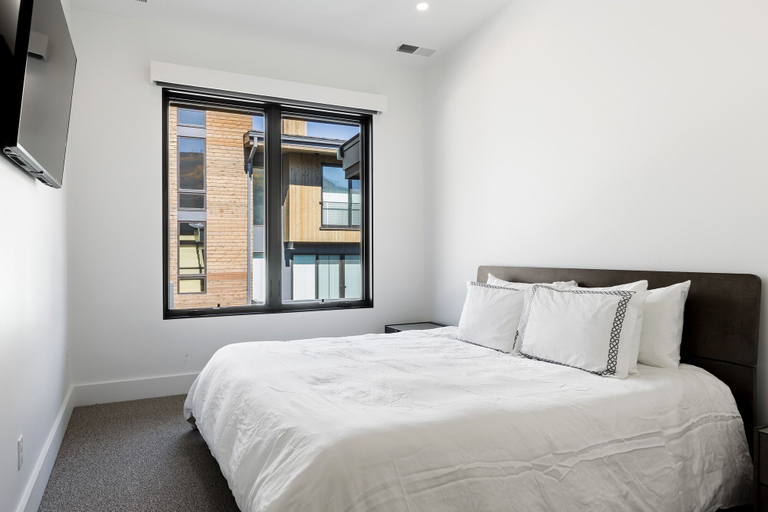 Bedroom 3, Modern Mountain Retreat, Summit