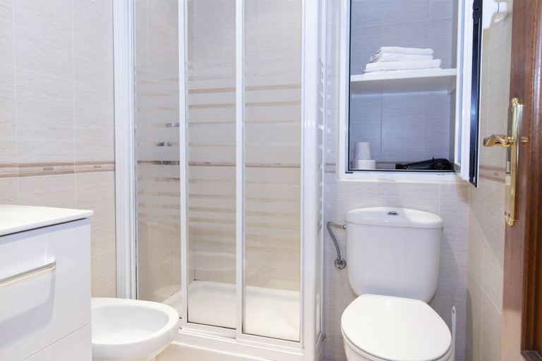 Bathroom 5, Hostal Tokio, Madrid