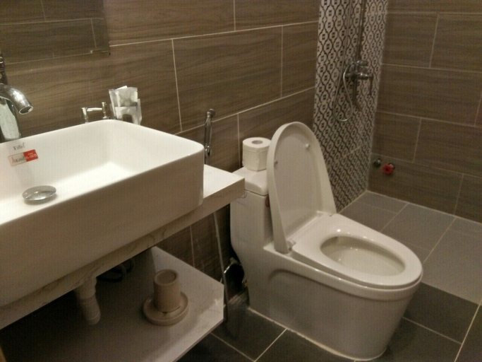 Bathroom 3, Emerald Ocean Hotel, Phan Thiết