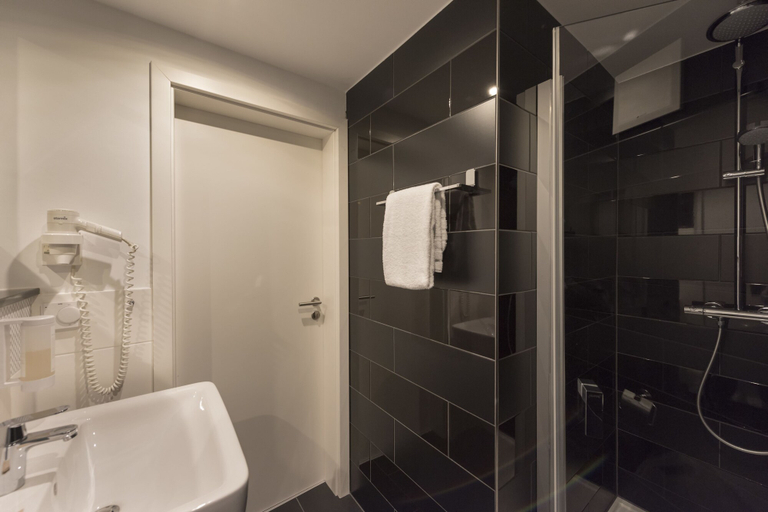 Bathroom 4, Wyndham Duisburger Hof, Duisburg