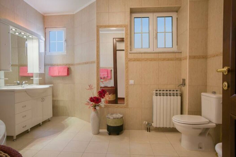 Bathroom 3, Royal Holiday