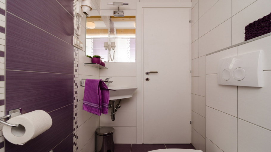 Bathroom 5, Lavender Garden Apartments, Dubrovnik
