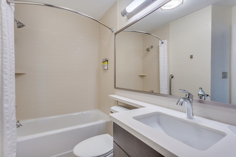 Bathroom 3, Candlewood Suites SECAUCUS - MEADOWLANDS, Secaucus