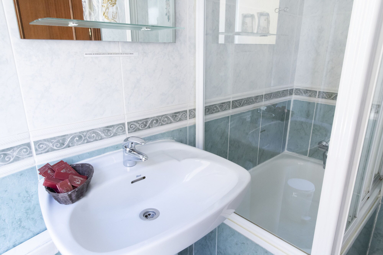 Bathroom 5, Hostal Tokio, Madrid