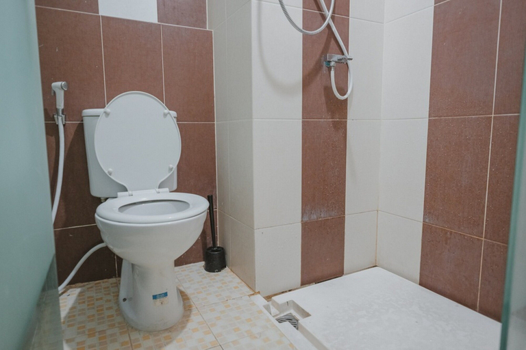 Bathroom, RedDoorz Apartment @ Saladin Mansion Margonda, Depok