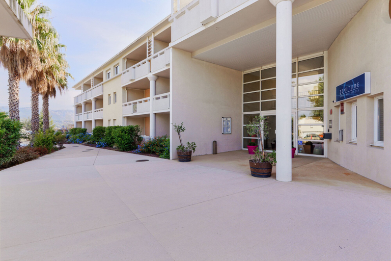 Exterior & Views 2, Comfort Aparthotel Six-Fours, Var