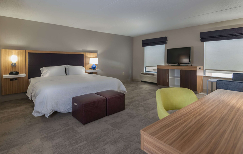 Bedroom 3, Hampton Inn Doylestown, Bucks