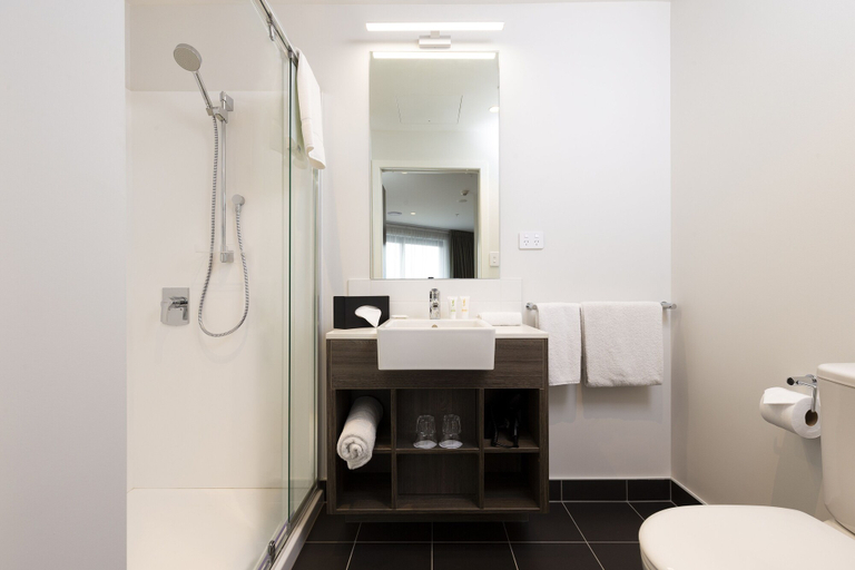 Bathroom 3, Oaks Auckland Hotel, Waitakere