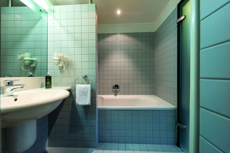 Bathroom 5, Seminaris Hotel Lüneburg, Lüneburg