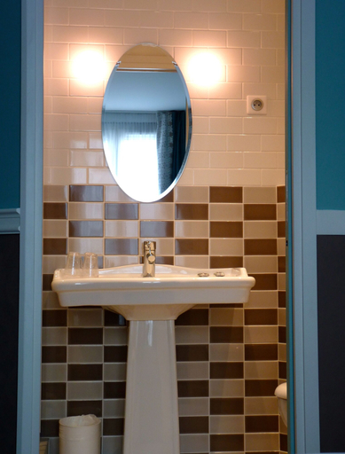 Bathroom 4, Hôtel Les 3 Poussins, Paris