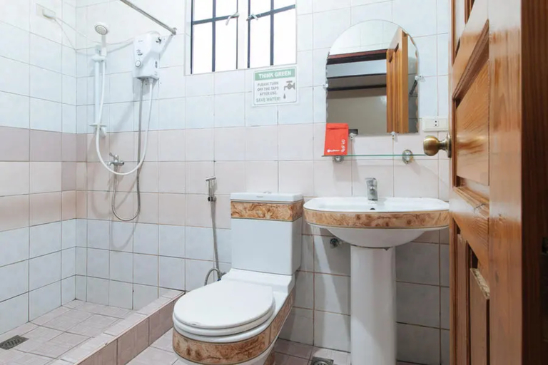 Bathroom, RedDoorz @ Sagada Sunrise View Homestay, Sagada