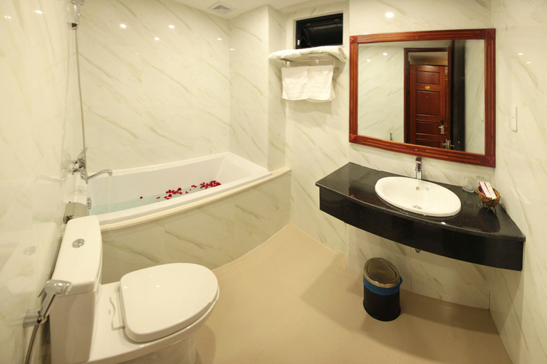 Bathroom 5, Lavender Danang Hotel, Da Nang