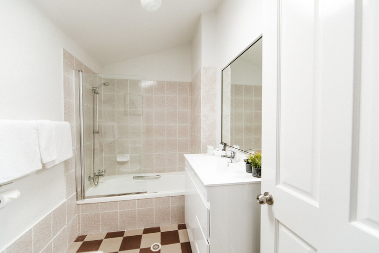 Bathroom 4, The Berry Inn, Shoalhaven - Pt B
