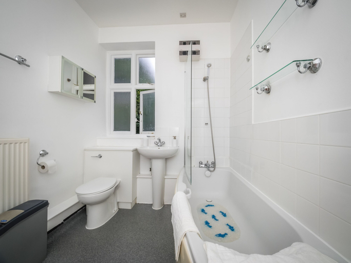 Bathroom 4, LSE Passfield Hall - Campus Accommodation, London