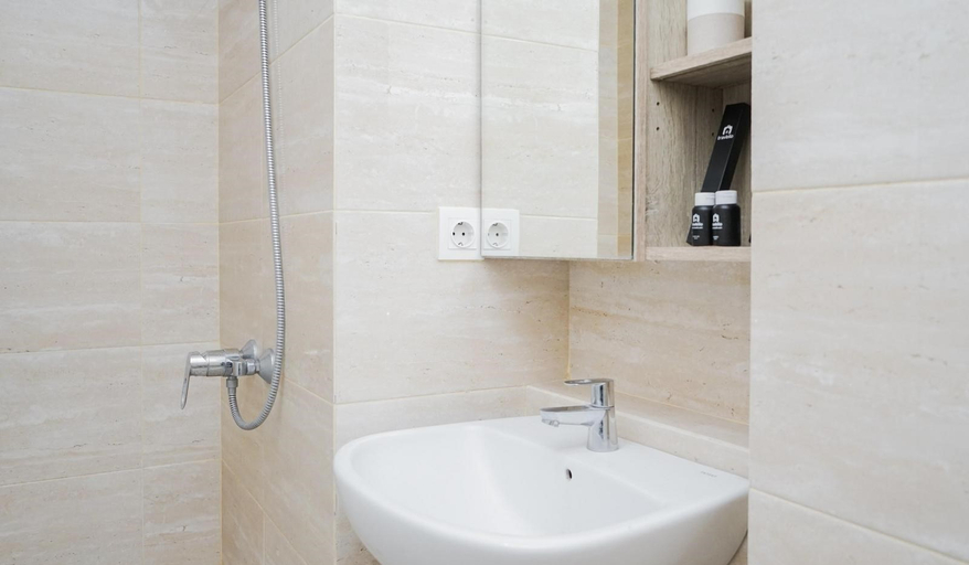 Bathroom 2, Comfortable 1BR Apartment at Springwood Residence By Travelio, Tangerang