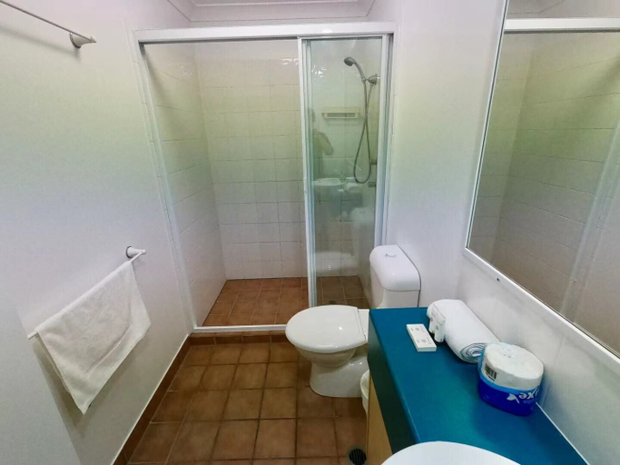 Bathroom 5, Aruba Surf Resort, Gold Coast