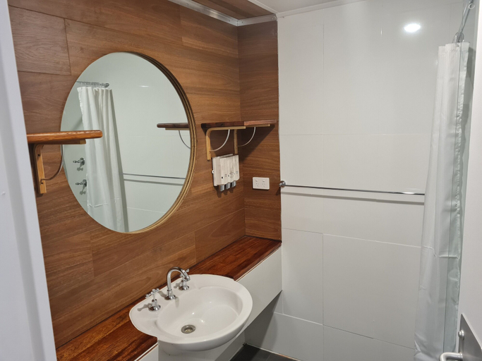 Bathroom 5, John Hunter Motel, Muswellbrook