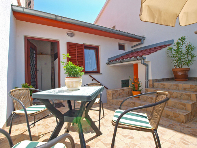 Others 4, Apartment 893, Pula