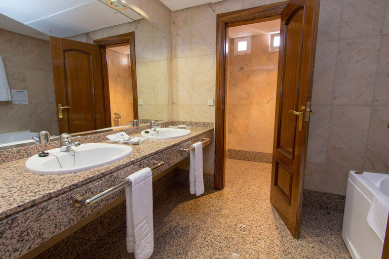 Bathroom 4, Europa Hotel, Albacete