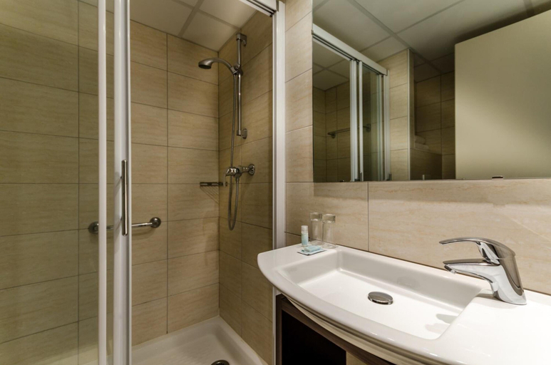 Bathroom 5, Helgon, Hautes-Pyrénées