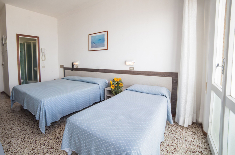 Bedroom 3, Hotel Europa, Rimini