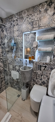 Bathroom 5, Berlor Airport Inn, Alajuela