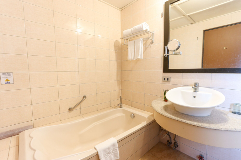 Bathroom 5, Technopark Hotel, Santa Rosa City