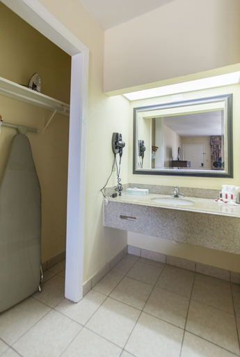 Bathroom 5, Days Inn by Wyndham Shenandoah, Montgomery
