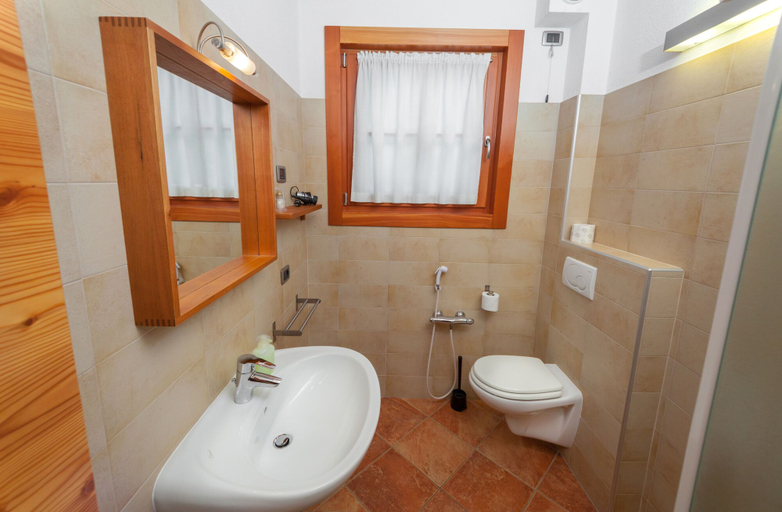 Bathroom 3, Agritur Casteller, Trento