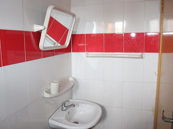 Bathroom 5, Banilux Guest House, Mainland