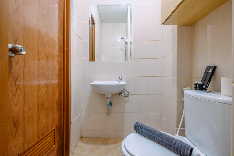 Bathroom 3, Cozy Studio at Dave Apartment By Travelio, Depok