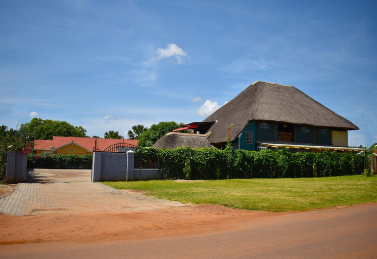 Exterior & Views 27
