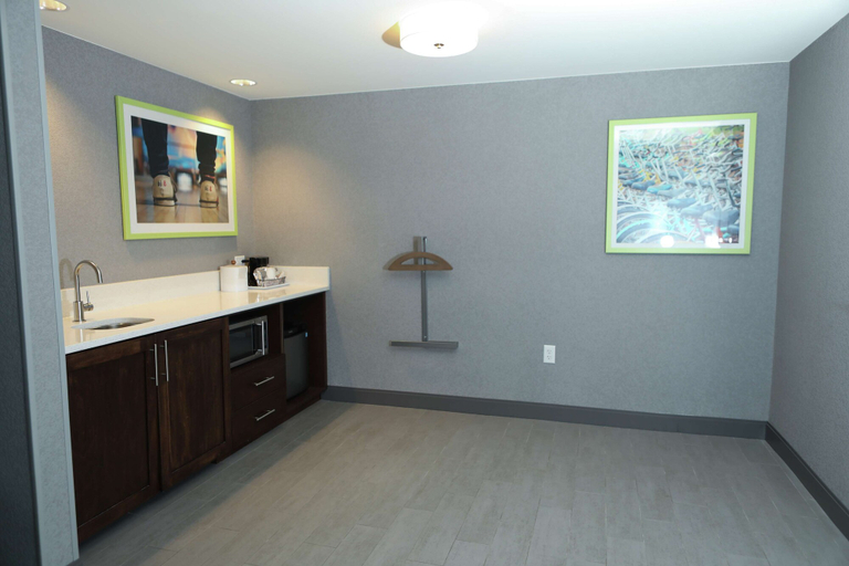 Others 5, Hampton Inn & Suites Burlington, Des Moines