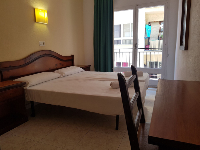 Bedroom 2, Hotel Castella, Girona