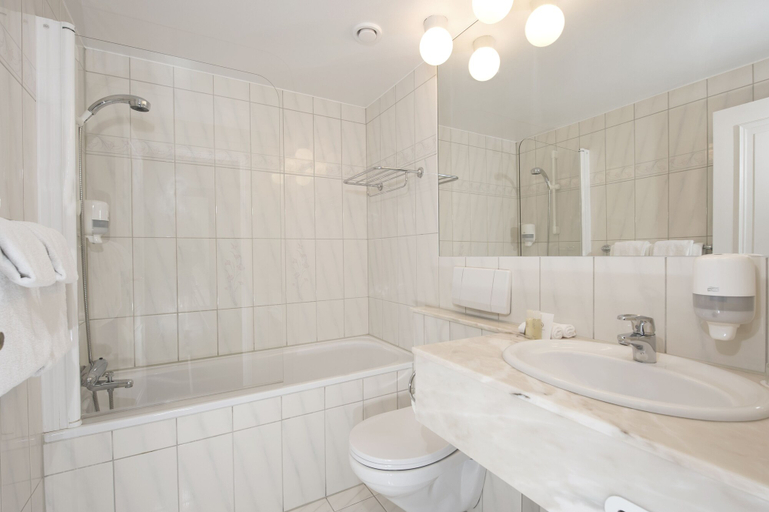 Bathroom 4, Dr. Holms Hotel, Hol