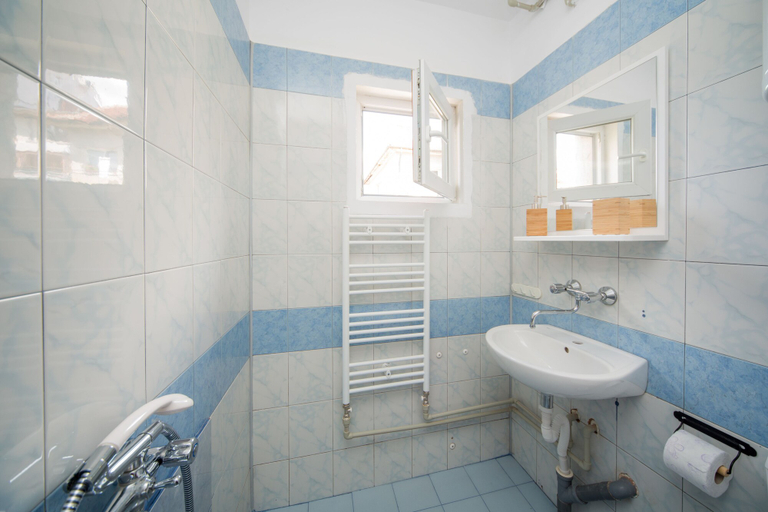 Bathroom 5, Peter Pan Guest House, Stolichna