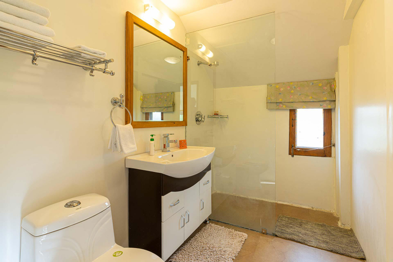 Bathroom 3, StayVista at The Kathguni House, Kullu