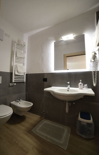 Bathroom 5, Zanella, Trento