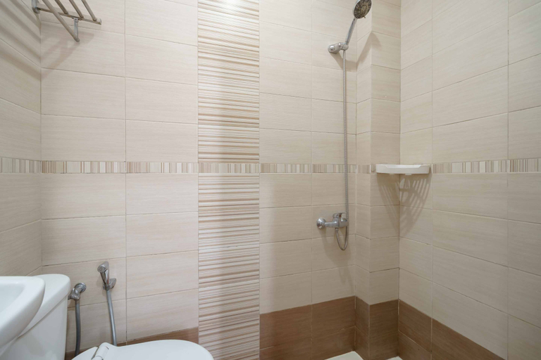 Bathroom 3, Avalon Karawaci Mitra RedDoorz, Tangerang