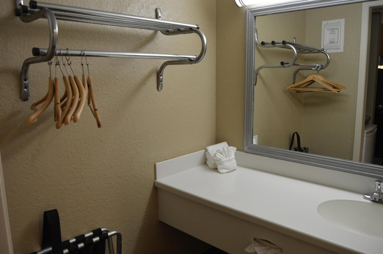 Bathroom 4, Guest Inn, Carter