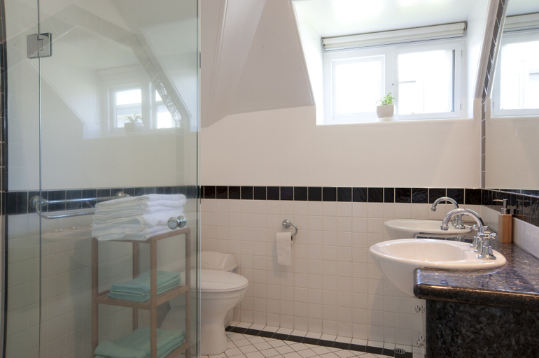 Bathroom 4, Lowena Cafe and Accommodation, Hobart