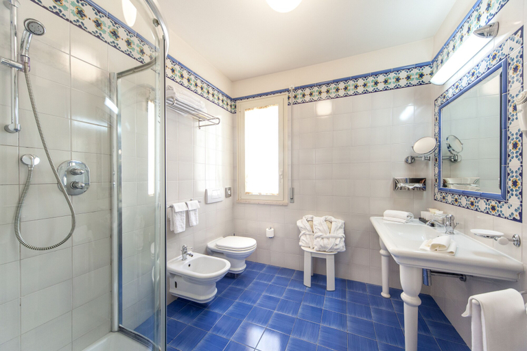Bathroom 5, Hotel Palace, Ravenna