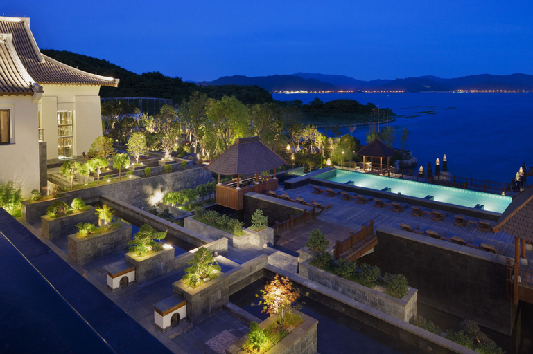 Exterior & Views 25