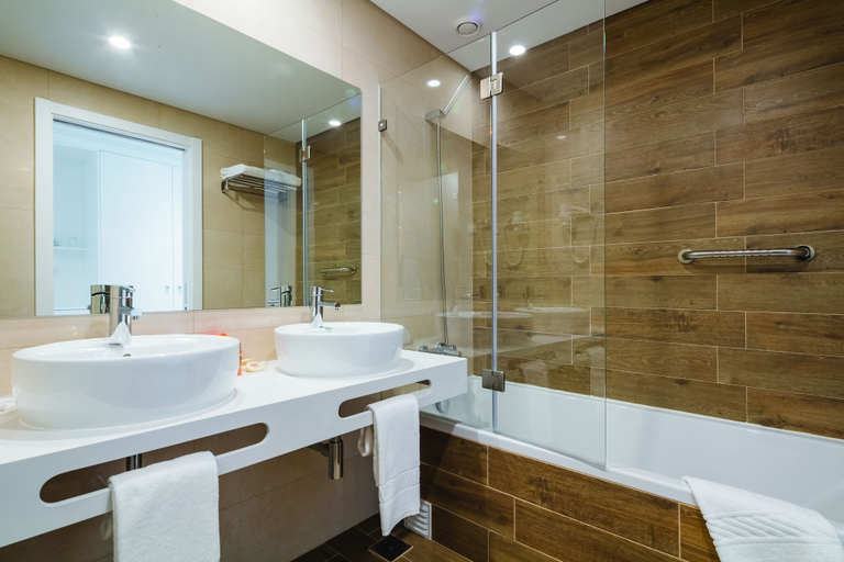 Bathroom 5, MH Peniche, Peniche