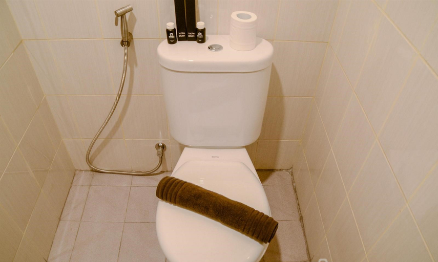 Bathroom 5, Comfortable Studio Room at Ayodhya Residence Tangerang Apartment By Travelio, Tangerang
