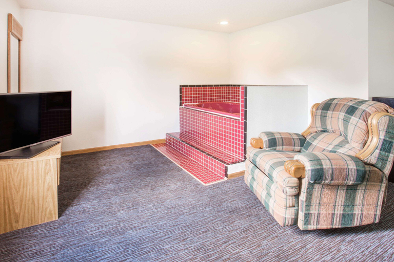 Others 5, Super 8 by Wyndham Monmouth IL, Warren